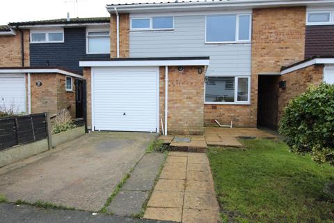 4 bedroom terraced house to rent, Drake Close, Thundersley