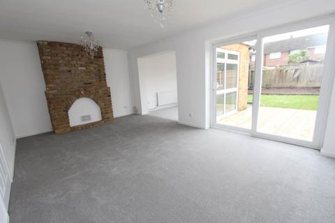 4 bedroom terraced house to rent, Drake Close, Thundersley