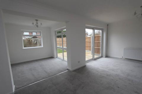 4 bedroom terraced house to rent, Drake Close, Thundersley