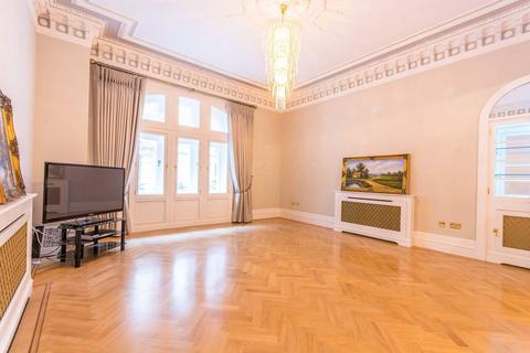 3 bedroom flat for sale, Whitehall Court, St James's, London, SW1A