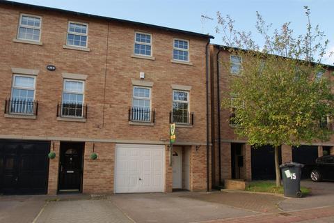 4 bedroom townhouse to rent, Crofters Court, Doncaster