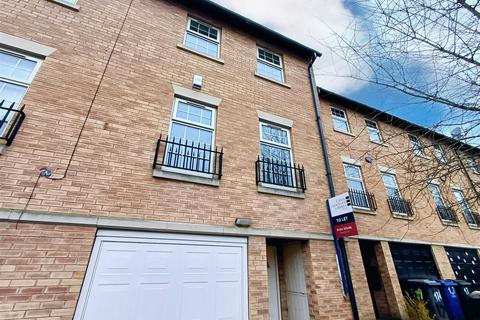 4 bedroom townhouse to rent, Crofters Court, Doncaster