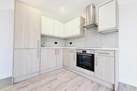 3 bedroom flat to rent, 7 Woodcote Road, Wallington