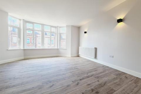 3 bedroom flat to rent, 7 Woodcote Road, Wallington