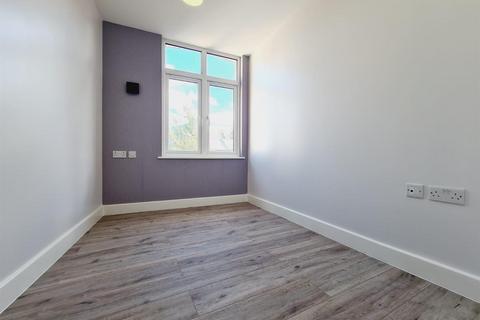 3 bedroom flat to rent, 7 Woodcote Road, Wallington