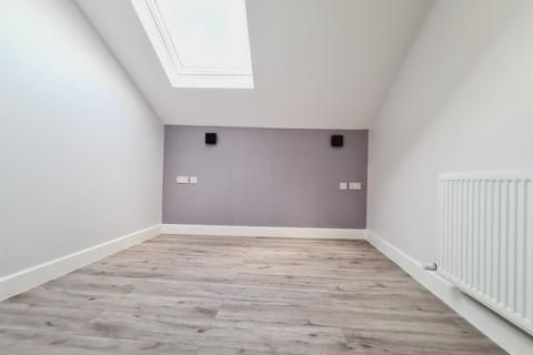 3 bedroom flat to rent, 7 Woodcote Road, Wallington