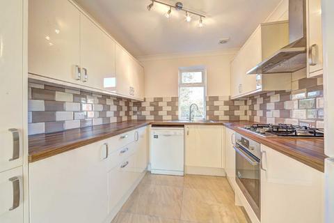 3 bedroom flat to rent, Raymond Road, Wimbledon