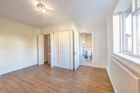 3 bedroom flat to rent, Raymond Road, Wimbledon