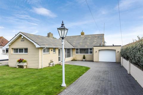 3 bedroom detached bungalow to rent, East Bracklesham Drive, Bracklesham Bay