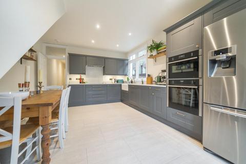 37 Waldron Road, London, SW18 3TB