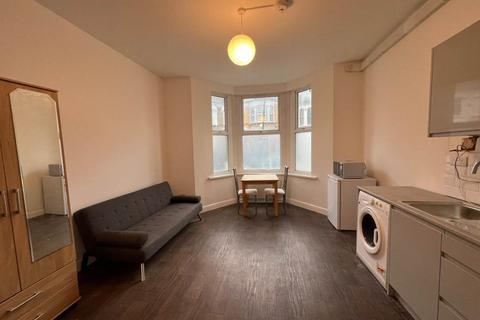 Studio to rent, Cedars Avenue, Walthamstow, London