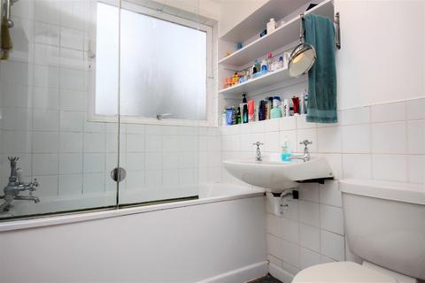 3 bedroom flat for sale, Carlton Drive, London