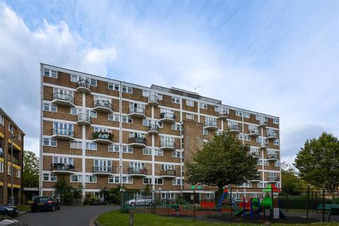 4 bedroom flat for sale, Strathan Close, London