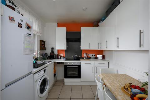 4 bedroom flat for sale, Strathan Close, London