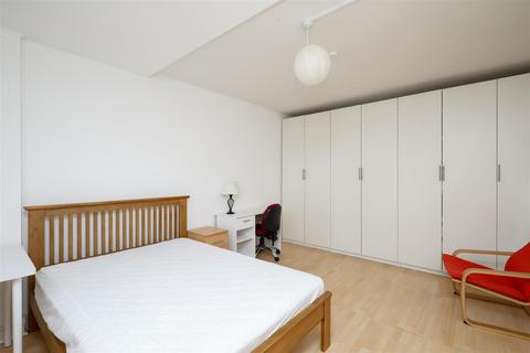 4 bedroom flat for sale, Strathan Close, London