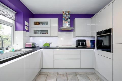 2 bedroom flat for sale, Frensham Drive, London