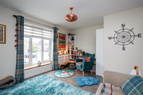 2 bedroom flat for sale, Frensham Drive, London