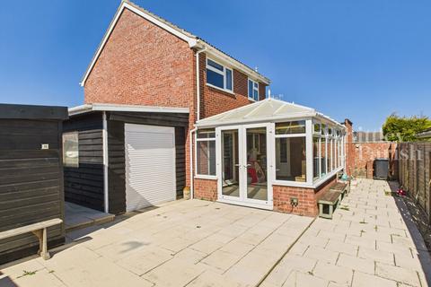 2 Henry Ward Road, Harleston, IP20 9EZ