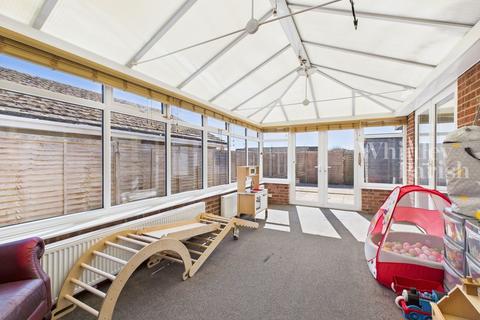 2 Henry Ward Road, Harleston, IP20 9EZ