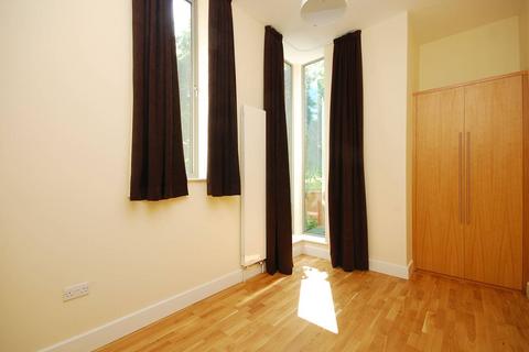 2 bedroom flat to rent, Valley Road, Streatham, London, SW16