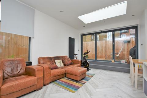 1 bedroom detached house to rent, 1 Clarendon Road, Colliers Wood SW19