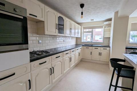 3 bedroom semi-detached house to rent, Foxglove Road, Birstall