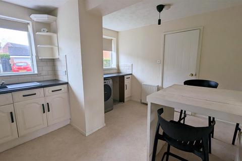 3 bedroom semi-detached house to rent, Foxglove Road, Birstall