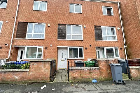 4 bedroom terraced house to rent, Stockport Road, Manchester, M13