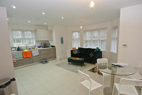 2 bedroom flat for sale, Queenswood Crescent, Egham TW20