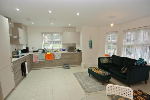 2 bedroom flat for sale, Queenswood Crescent, Egham TW20