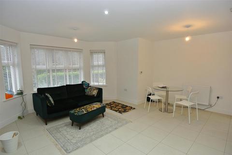 2 bedroom flat for sale, Queenswood Crescent, Egham TW20