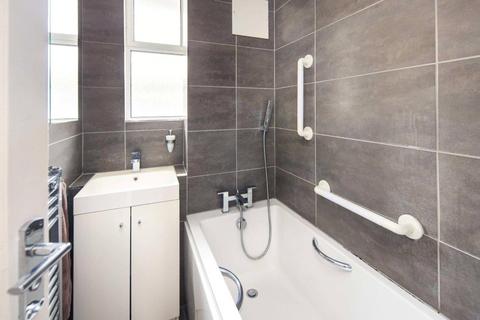 3 bedroom flat for sale, Hector House, Old Bethnal Green Road, London, E2