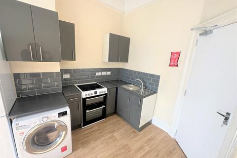 Flat to rent, High Street, Cheltenham GL50