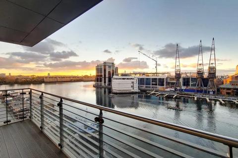 3 bedroom flat to rent, Turnberry Quay, London E14