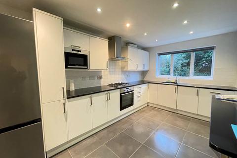 4 bedroom detached house to rent, Boothroyd Drive, Meanwood, Leeds, LS6