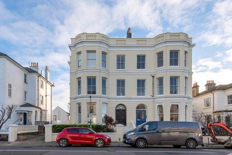 3 bedroom flat to rent, Medina Villas, Hove