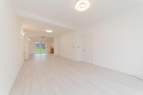 5 bedroom semi-detached house to rent, Farm Road, Edgware