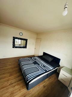 1 bedroom in a house share to rent, Ryefield Avenue, Uxbridge UB10