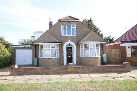 4 bedroom chalet to rent, Cliff Road, Holland On Sea, Essex, CO15 5QG