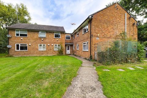 2 bedroom flat for sale, Green Lane, Shipley Bridge, Horley