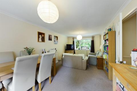 2 bedroom flat for sale, Green Lane, Shipley Bridge, Horley