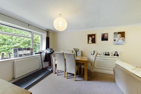 2 bedroom flat for sale, Green Lane, Shipley Bridge, Horley