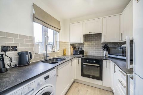 2 bedroom flat for sale, Peartree Avenue, London SW17