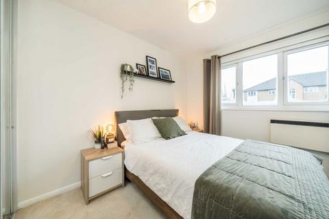 2 bedroom flat for sale, Peartree Avenue, London SW17