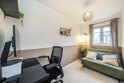 2 bedroom flat for sale, Peartree Avenue, London SW17