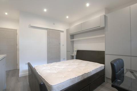 Studio to rent, Putney Hill, London SW15