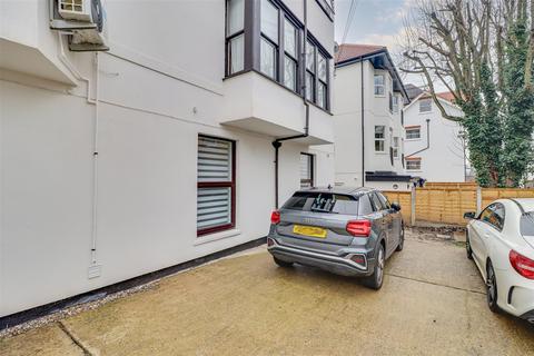 2 bedroom flat for sale, Westcliff Avenue, Westcliff-On-Sea SS0