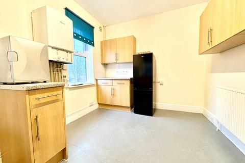 2 bedroom maisonette to rent, Basingstoke Road, Reading, Berkshire, RG2