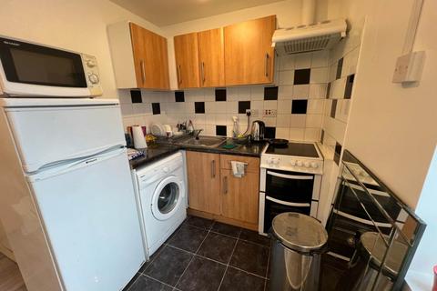 Studio to rent, Shrubland Road, Walthamstow, London