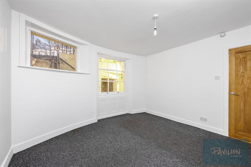 Powis Square, 16a-013.jpg